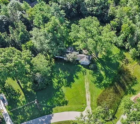 30486 S Greenbriar Rd, Franklin, MI 48025