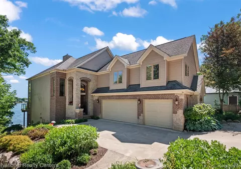 5619 Lakeview Blvd, Goodrich, MI 48438