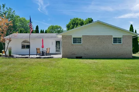 2441 Berberovich Dr, Saginaw, MI 48603