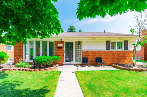 3811 Syckelmoore St, Trenton, MI 48183