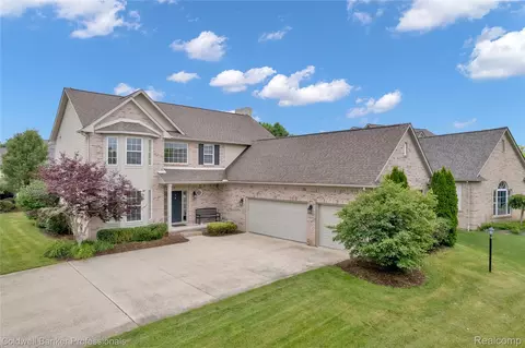 597 Bay Pointe Dr, Oxford, MI 48371