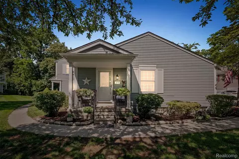375 Neptune Dr, Walled Lake, MI 48390