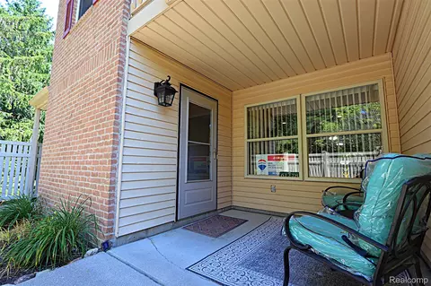 61278 Greenwood Dr, South Lyon, MI 48178