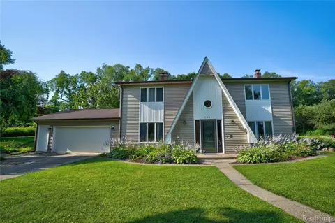 1801 Cobblestone Ln, Oxford, MI 48371