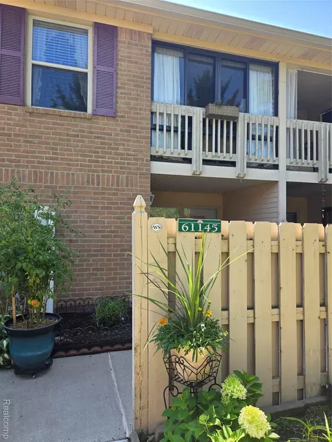 61145 Greenwood Dr, South Lyon, MI 48178