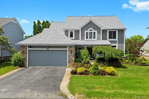 2304 Carriage Way, Milford, MI 48381