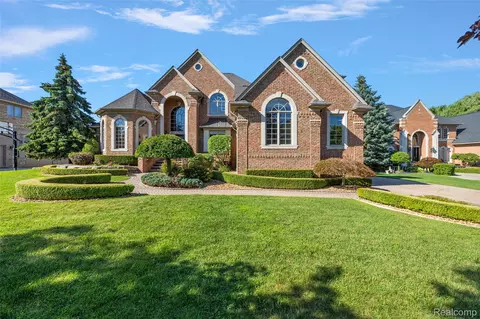 5883 Jackelyn Ct, Washington, MI 48094