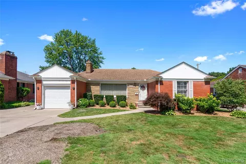 2112 Stanhope St, Grosse Pointe Woods, MI 48236