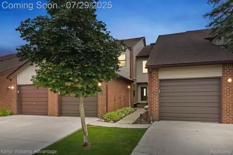 6660 Ridgefield Cir #104, West Bloomfield, MI 48322