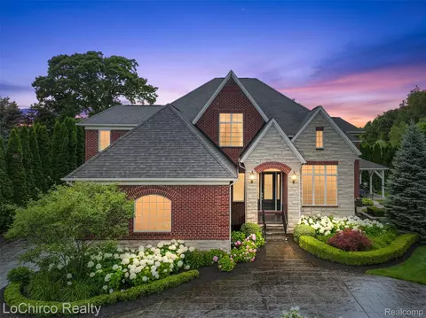 55223 Meadow Ridge Ct, Shelby Township, MI 48316