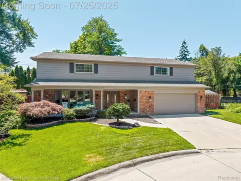 753 Perrien Pl, Grosse Pointe Woods, MI 48236