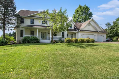 8472 Maltby Rd, Brighton, MI 48116
