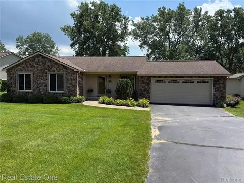 4074 Loch Dr, Highland, MI 48357