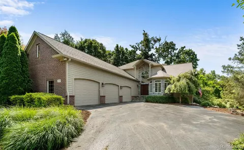 2300 High Meadows Dr, Brandon, MI 48462