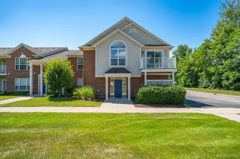 28310 Adler Park Dr S, New Baltimore, MI 48051