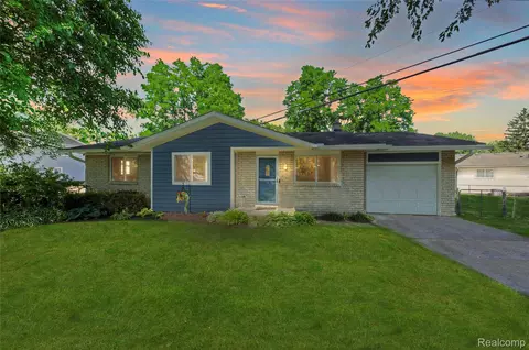 160 W Beechdale St, Commerce, MI 48382