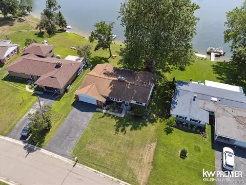 475 Berry Patch Ln, White Lake, MI 48386