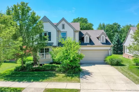 48073 Flatbush Cir, Macomb, MI 48042