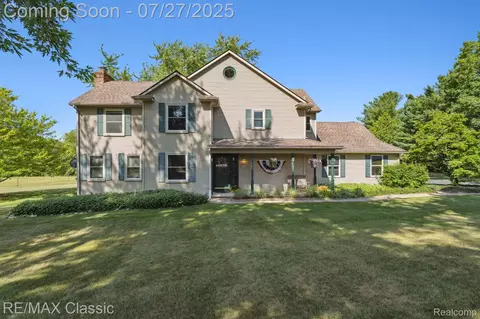 1081 Rolling Hills Dr, Howell, MI 48843