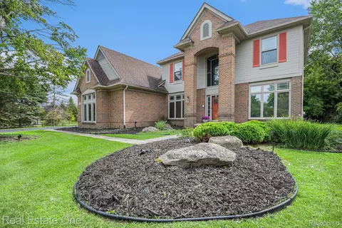 7476 Colchester Ln, West Bloomfield, MI 48322