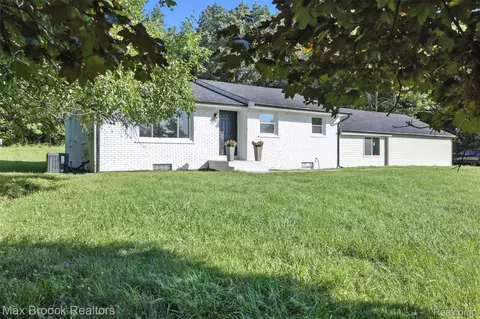5561 Delmas Rd, Independence, MI 48348