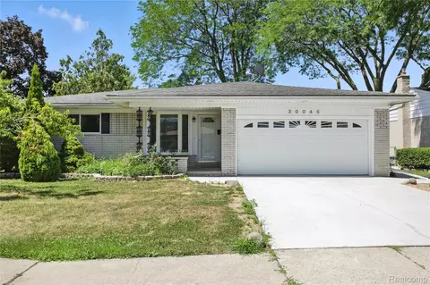 30045 Smith Dr, Warren, MI 48093