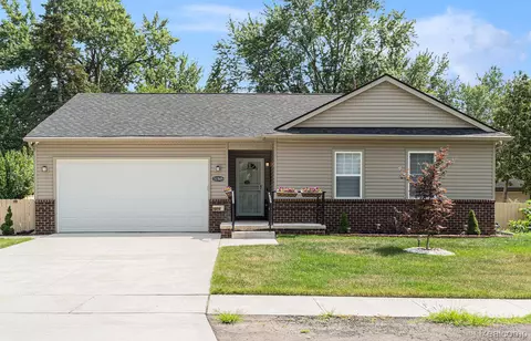 31505 Pierce St, Garden City, MI 48135