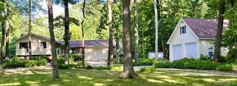 5500 Hartland Rd, Fenton, MI 48430