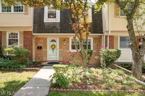 1599 Brentwood Dr, Troy, MI 48098