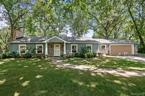 2580 S Christian Hills Dr, Rochester Hills, MI 48309