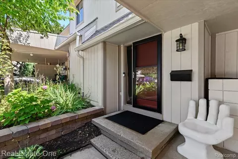 1527 Charter Oak Dr, Rochester Hills, MI 48309