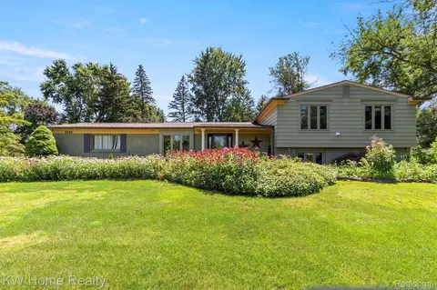 2653 W Wattles Rd, Troy, MI 48098