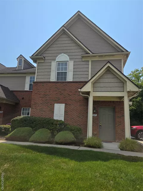 27640 Hidden Oaks Dr, Brownstown, MI 48183
