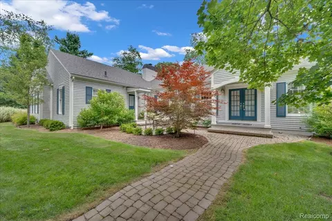 4815 Mill Creek Ct, Rochester, MI 48306