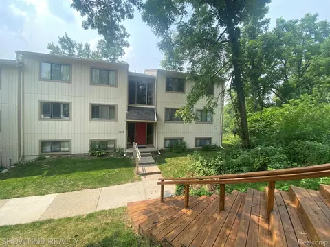 1697 Riverside Dr #18, Rochester Hills, MI 48309