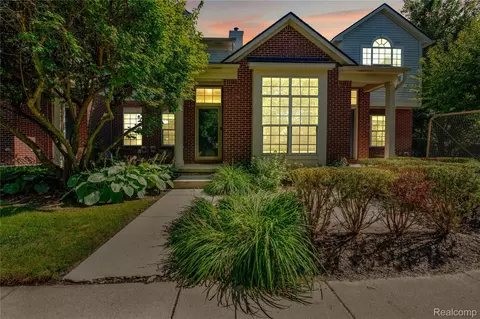 10104 Jasmine Dr, Walled Lake, MI 48390