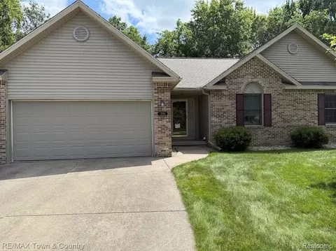 11020 Kasteel Ct, Vienna, MI 48420