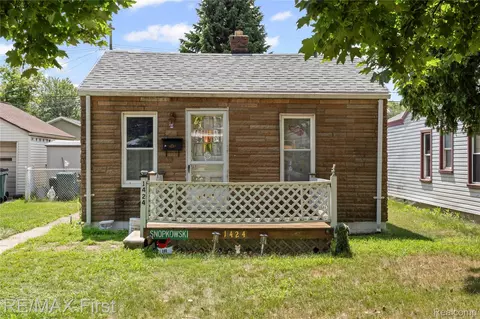 1424 E Harry Ave, Hazel Park, MI 48030