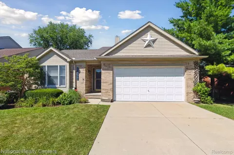 21909 Stephens St, Saint Clair Shores, MI 48080