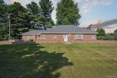 3140 Pingree Rd, Howell, MI 48843
