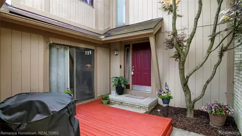 5200 Richard Run, West Bloomfield, MI 48322