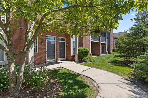 43165 Woodbridge Dr, Clinton Township, MI 48038