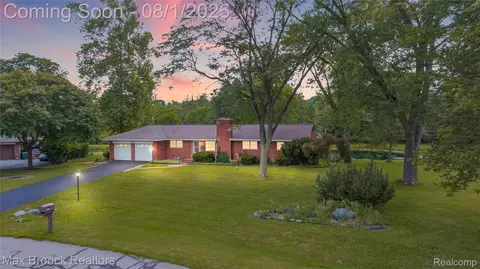 25541 Crystal Spring Ct, Farmington, MI 48336