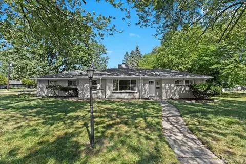 24650 Lathrup Blvd, Southfield, MI 48075
