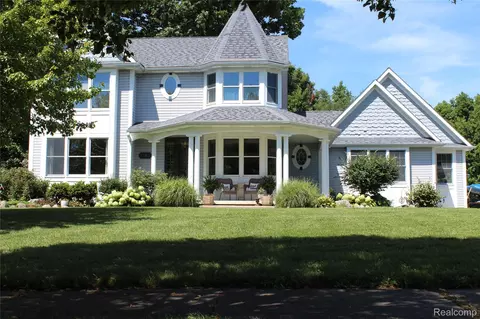 7563 Paradise Dr, Grand Blanc, MI 48439