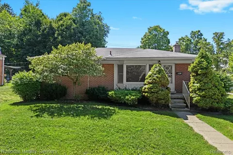 861 Squire Ln, Milford, MI 48381