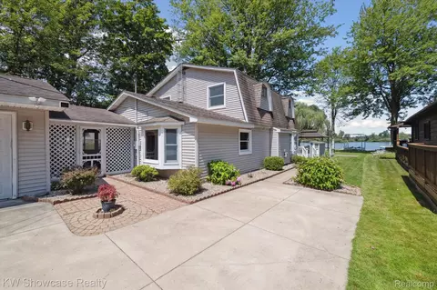 3422 Ponemah Dr, Fenton, MI 48430