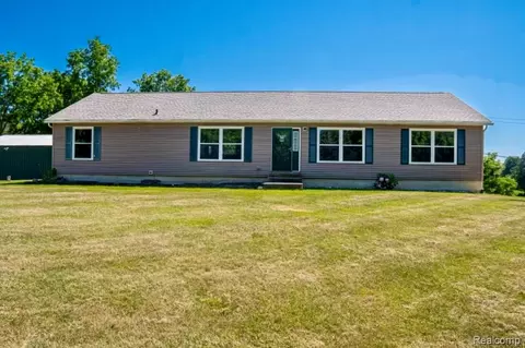 2290 Addis Rd, Holly, MI 48442
