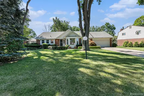36746 Brittany Hill Dr, Farmington, MI 48335