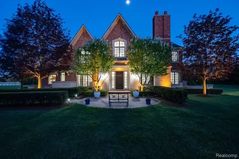 514 Chase Ln, Bloomfield Hills, MI 48304